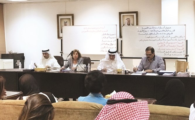 منيرة المطوع وهاشم تقي خلال الجمعية العمومية﻿