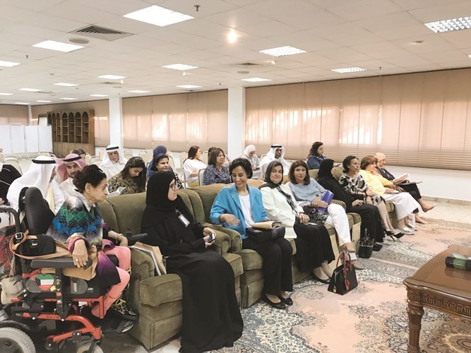 سبيكة الجاسر وم.منى بورسلي ووفيقة الثاقب خلال العمومية ﻿