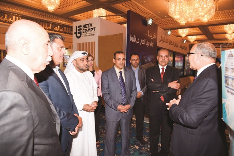 يستمع الى شرح من احدى الشركات المشاركة بالمعرض﻿