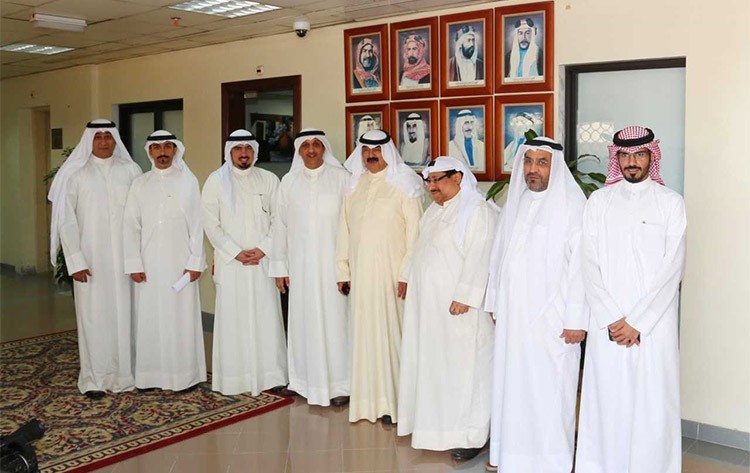 نائب وزير الخارجية الكويتي خالد الجارالله خلال زيارته إلى الإدارة القنصلية