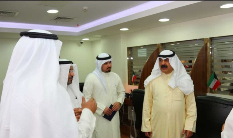 نائب وزير الخارجية الكويتي خالد الجارالله خلال زيارته إلى الإدارة القنصلية
