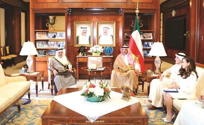 الشيخ صباح الخالد مستقبلا السفير البحريني الشيخ خليفة بن حمد آل خليفة ﻿