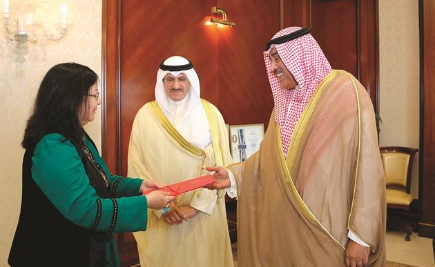 الشيخ صباح الخالد يتسلم نسخة من أوراق اعتماد سفيرة قيرغيزيان سماركول أدامكولوفا﻿
