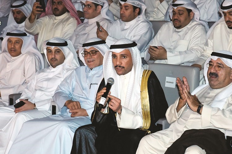 رئيس مجلس الامة مرزوق الغانم والشيخ ناصر صباح الأحمد والنائبان صلاح خورشيد واحمد الفضل خلال عرض الدراسة﻿