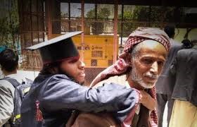 صورة مؤثرة لاحتفال أب يمني بتخرج ابنه من ذوي الاحتياجات الخاصة