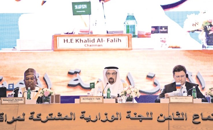 خالد الفالح متوسطا الكسندر نوفاك ومحمد باركيندو خلال اجتماع اللجنة الوزارية المشتركة بين أوپيك والمنتجين المستقلين في جدة أمس﻿
