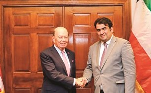 الوزير خالد الروضان مصافحا وزير التجارة والصناعة الأميركي ويبور روس﻿