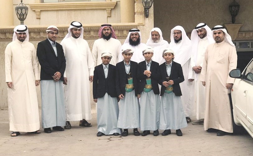 محمد الهولي مع وفد بيت الزكاة وأيتام اليمن خلال زيارة زكاة سلوى ﻿