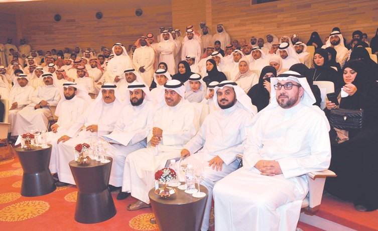 د.محمد الحويلة وعلي الدقباسي وعبدالله فهاد وأسامة الشاهين ومطيع العجمي خلال الندوة 			(زين علام) ﻿