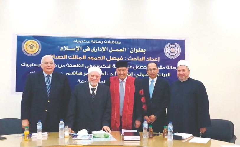 الشيخ فيصل الحمود مع د. أحمد عمر هاشم ولجنة مناقشة الرسالة﻿