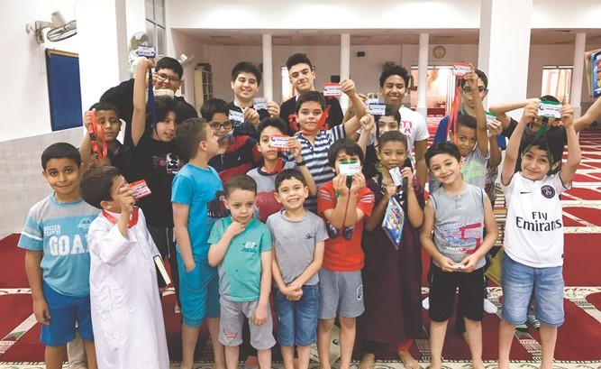 أطفال حلقة مسجد الجاسم خلال الاحتفال ﻿