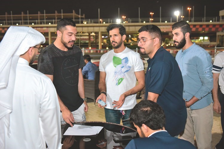 طلبة جامعة الكويت أطلقوا العنان لمواهبهم في الكارتنغ والدريفت