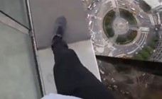 بالفيديو .. متهوران يعرضان حياتهما للخطر بالقفز من مبنى عالٍ