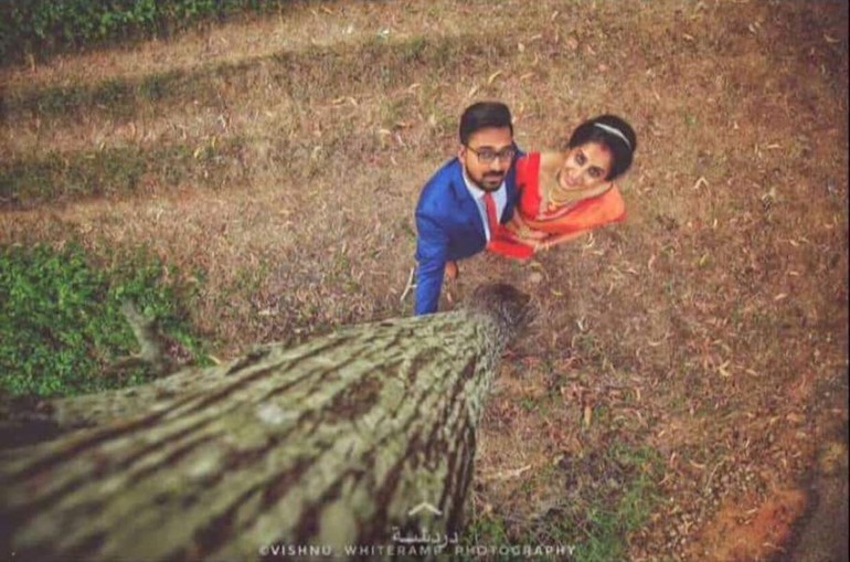 بالفيديو.. مصور هندي يعرّض نفسه للخطر لتصوير عروسين.. وهكذا ظهرت الصورة