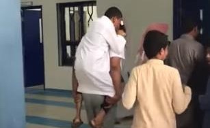 بالفيديو.. معلم يحمل طالباً من ذوي الاحتياجات الخاصة ويصعد به الدرج لإيصاله إلى فصله