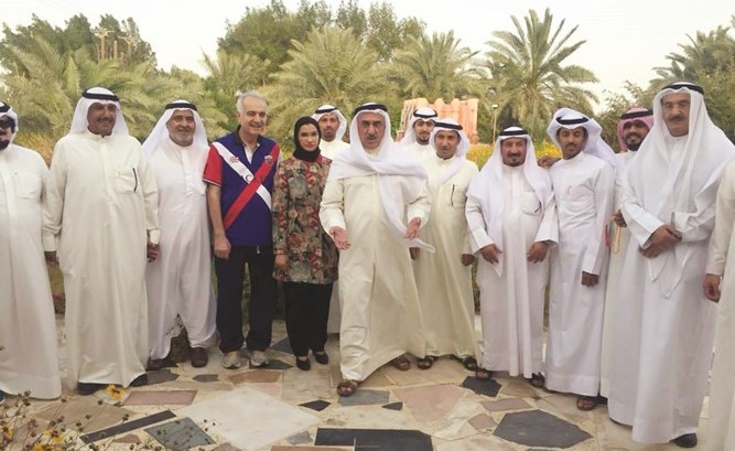 الشيخ محمد اليوسف ودلال رجب مع عوض الدماك وراكان بن حثلين وعدد من المزارعين في مزرعة الدماك﻿