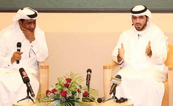  المعمري والشاعر علي الخوار في احدى الجلسات الحوارية