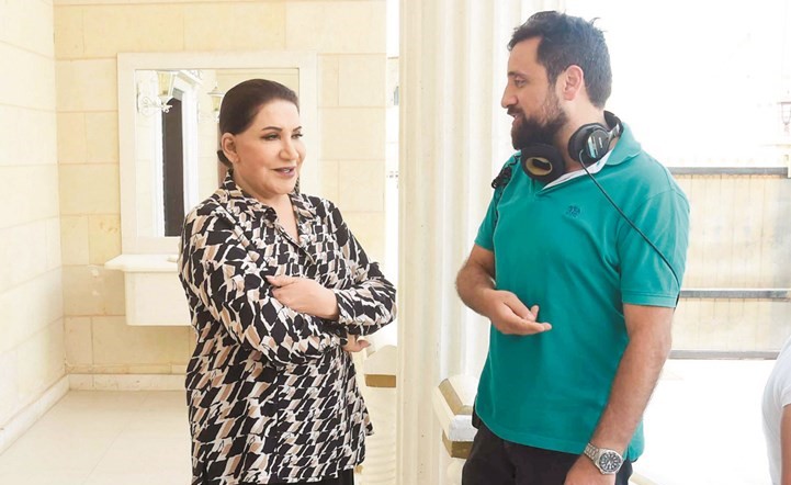 الفنانة القديرة سعاد عبدالله مع المخرج منير الزعبي اثناء تصوير عبرة شارع﻿