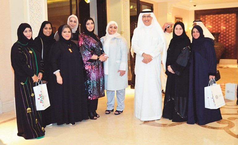 د.خالد العوهلي مع عدد من خريجات الدراسات العليا﻿