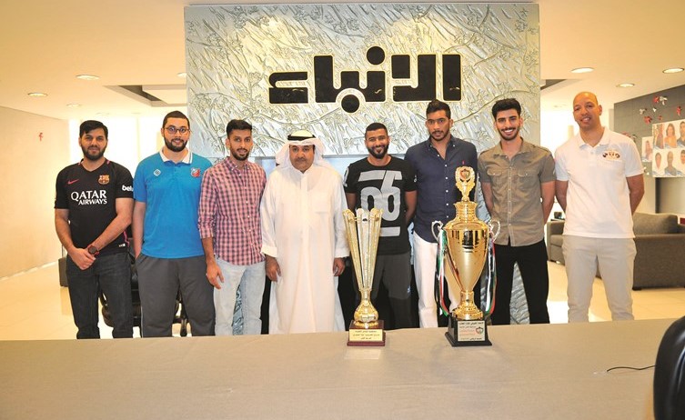 الزميل يعقوب العوضي مستقبلا مدرب ولاعبي فريق طائرة العميد في ديوانية الأنباء	(زين علام)﻿