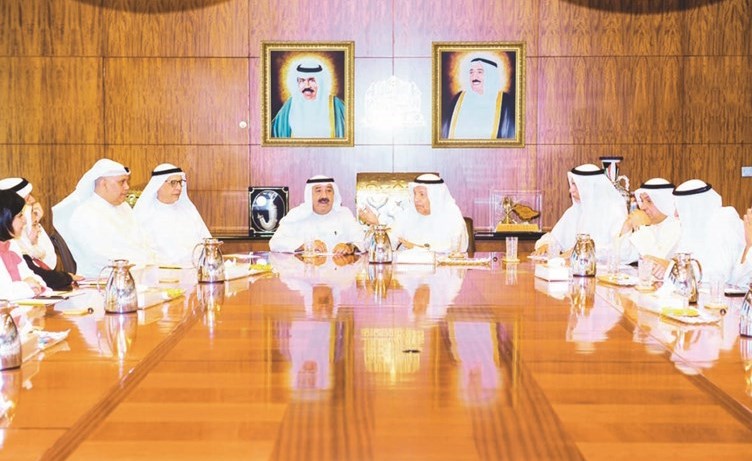 الشيخ ناصر صباح الأحمد وعلي الغانم خلال اللقاء مع مجلس إدارة غرفة التجارة والصناعة﻿