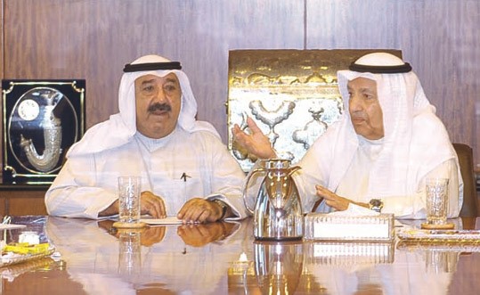 الشيخ ناصر صباح الأحمد وعلي الغانم خلال اللقاء مع مجلس إدارة غرفة التجارة والصناعة