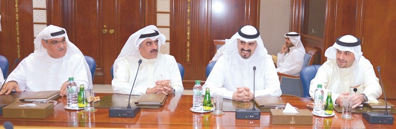 أنس الصالح والشيخ د.مشعل الجابر وعبدالعزيز المرزوق خلال الاجتماع﻿