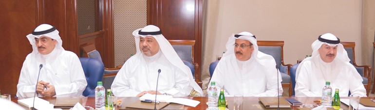 عبداللطيف الروضان ود.خالد مهدي ومساعد العسعوسي وعبداللطيف السريع﻿