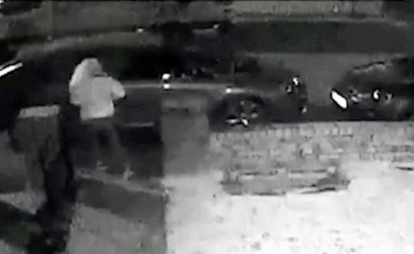 بالفيديو.. شاهد كيف نجت هذه الفتاة من عصابة هاجمتها