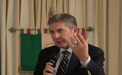بالفيديو.. وزير إيطالي يصفع صحفيّا على الهواء