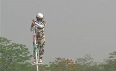 بالفيديو.. يقف على عمود ويقود دراجته لتحقيق رقم قياسي