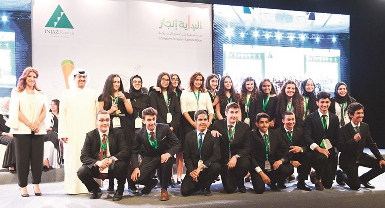 لقطة تذكارية مع الطلبة الفائزين﻿