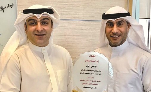 ياسر أبل يتسلم درعا تذكارية من نهير الشمري﻿