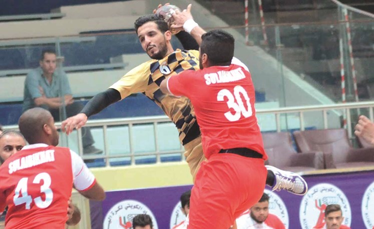 متعب المطيري يصوب على مرمى الصليبخات﻿
