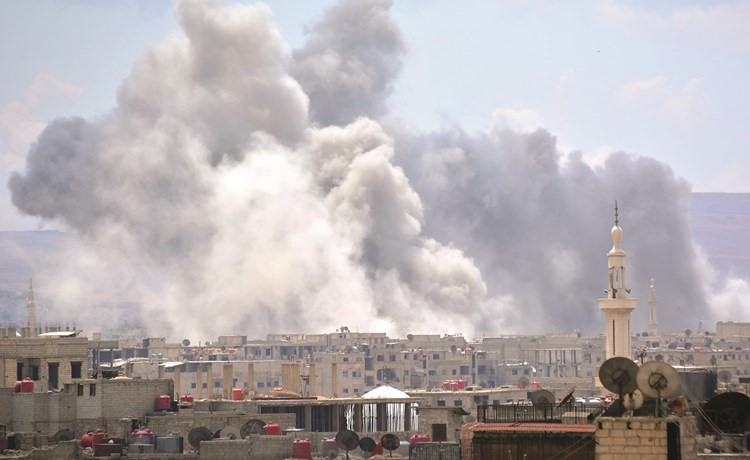 الدخان المتصاعد نتيجة غارات النظام على مخيم اليرموك-(أ.ف.پ)﻿
