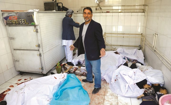 جثث الضحايا في مستشفى كابول عقب نقلها من مكان التفجير الانتحاري امس-(رويترز)﻿