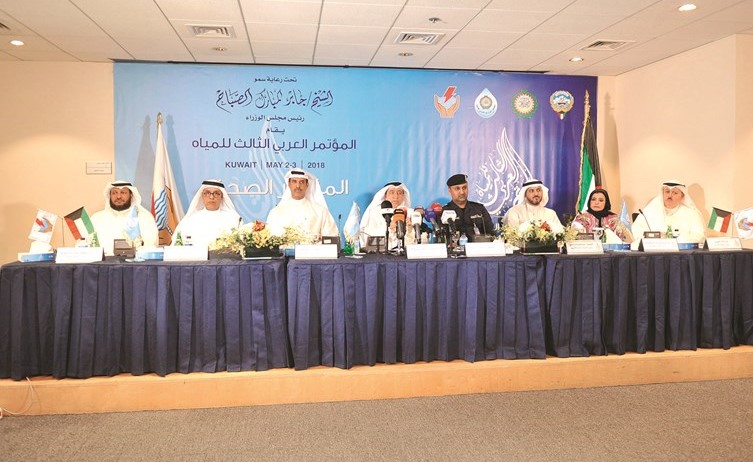 م.محمد بوشهري متوسطا رؤساء اللجان العاملة على المؤتمر     (زين علام) ﻿