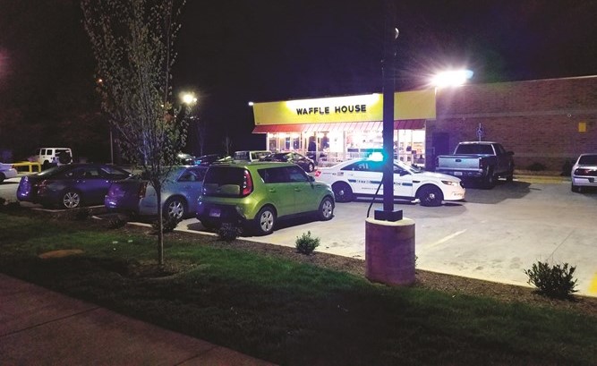 سيارة شرطة تقف امام المطعم الذي شهد إطلاق النار(رويترز)﻿