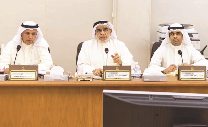 عدنان عبدالصمد متوسطا رياض العدساني وعبدالله الرومي﻿