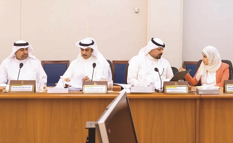 د. جنان بو شهري والشيخ يوسف العبدالله خلال اجتماع اللجنة﻿