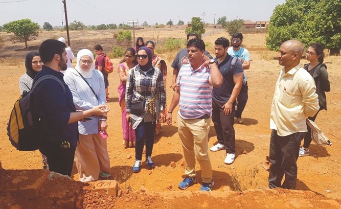 القراشي مع فريق عملها بأحد المواقع﻿