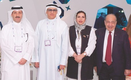 الوكيل المساعد لشؤون السياحة في وزارة الإعلام جاسم الحبيب مع قنصلنا في دبي ذياب الرشيدي ومديرة إدارة السياحة في وزارة الإعلام ماجدة بهبهاني	﻿