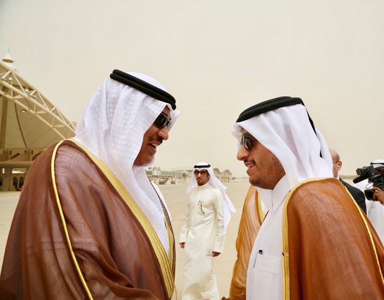 الشيخ صباح الخالد خلال استقباله وزير الخارجية القطري لدى وصوله إلى أرض المطار 