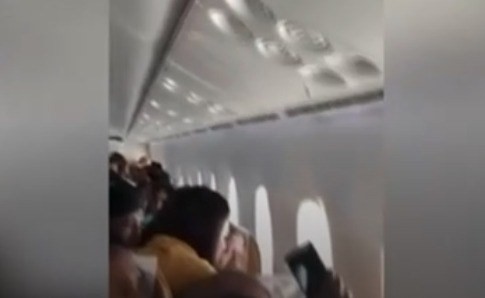 بالفيديو.. هلع بين ركاب طائرة بعد تحطم زجاج النافذة