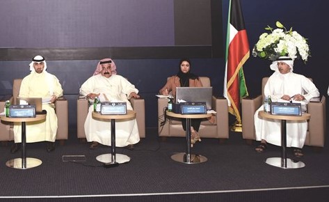 مهلهل المضف ومنال الكندري ود.إبراهيم الحمود خلال الورشة     (محمد هنداوي)﻿