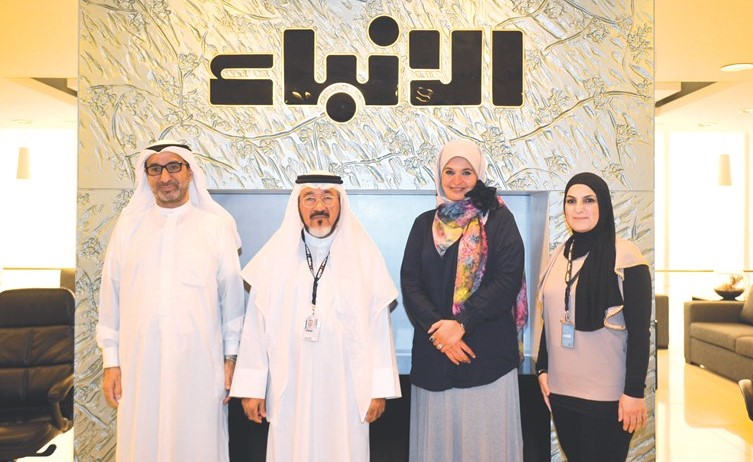 مستشار الإدارة العامة الزميل يوسف عبدالرحمن متوسطا مها الحمدان ود.عصام الفليج والزميلة دارين العلي 	(زين علام)﻿