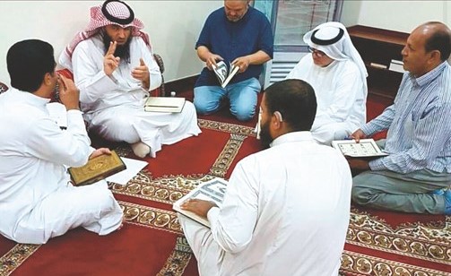 أول محفظ أصم محمد الكندري في إحدى حلقات تعليم القرآن للصم﻿