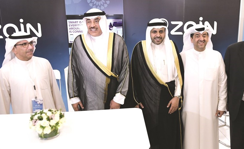 الشيخ صباح الخالد والوزير محمد الجبري في جناح زين﻿