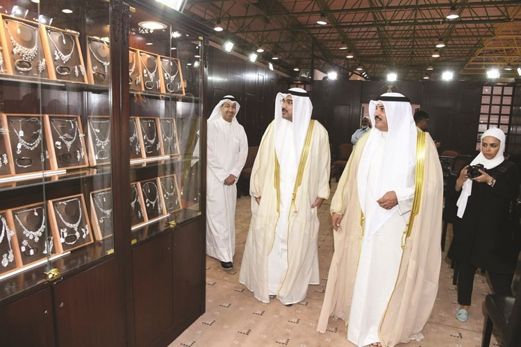 محمد العنزي والمستشار جمال الجلاوي يطلعان على نوعيات من المجوهرات المعروضة في المعرض﻿