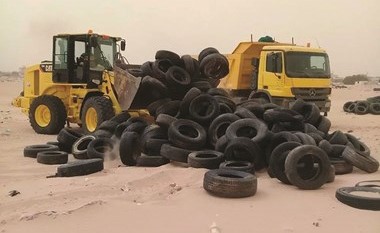 جانب من الإطارات المهملة خلال الحملة ﻿